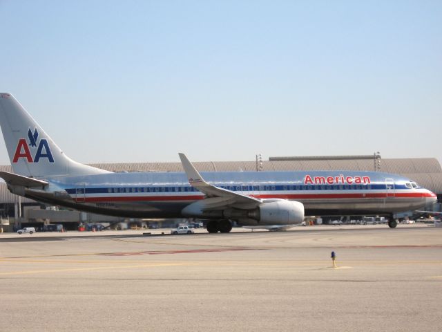 Boeing 737-800 (N927AN) - Holding on RWY 19R