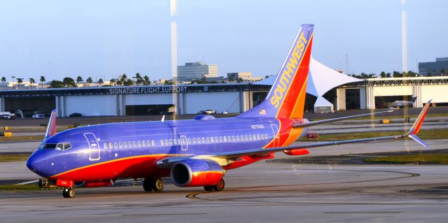 Boeing 737-700 (N7744A)