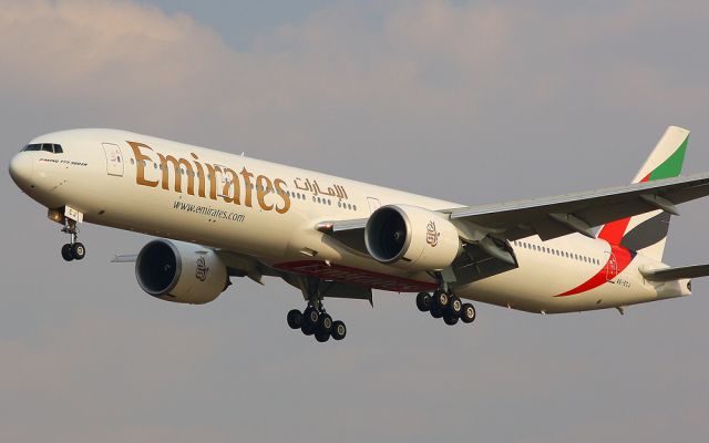 BOEING 777-300 (A6-ECJ)