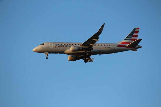 Embraer 175 (N267NN) - Landing 28C.