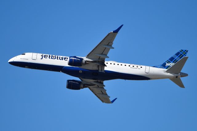 Embraer 175 (N216JB) - 28-R 04-15-19