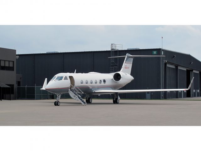 Canadair Challenger (N300CR) - Great business jet. Intercontinental range.