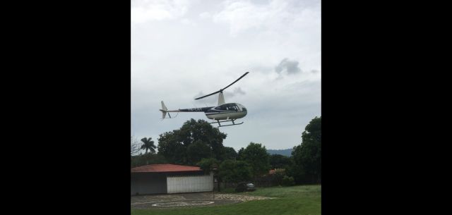 Robinson R-44 (YN-CHY) - The helicopter was landing while I was standing next to my house.