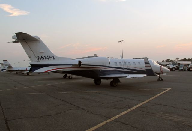 Learjet 40 (N614FX)