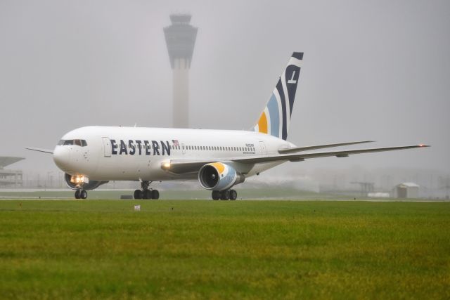 BOEING 767-200 (N605KW) - Taxiing to the IAB in the rain on 10-25-21