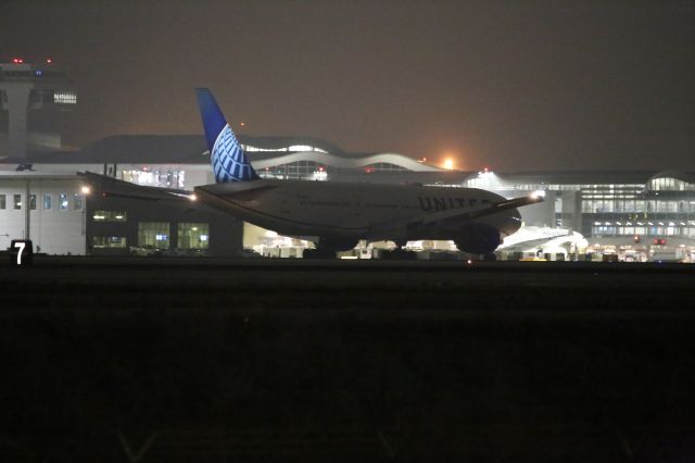 Boeing 777-200 —
