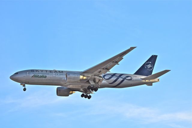 Boeing 777-200 (EI-DDH) - B777-200 (EI-DDH), landing on runway 05R in Mexico City Airport (AICM), SKYTEAM Livery.