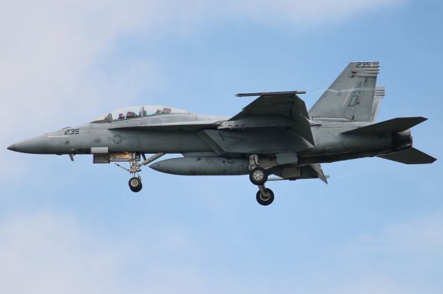 McDonnell Douglas FA-18 Hornet —