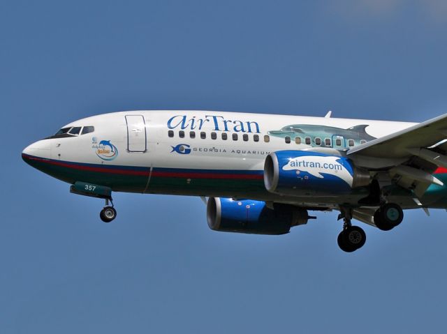 Boeing 737-700 (N354AT) - "Dolphin One" arriving in Philly