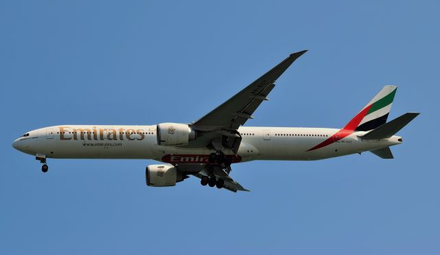 BOEING 777-300 (A6-ECT)