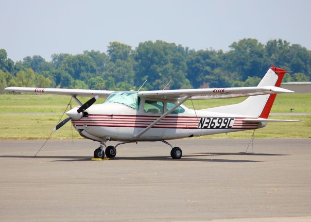 Cessna Skylane (N3699C) - At Downtown Shreveport.