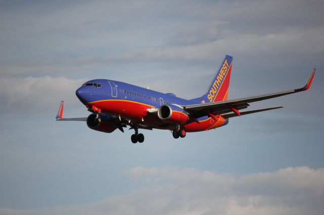 Boeing 737-700 (N7704B) - Landing 35L