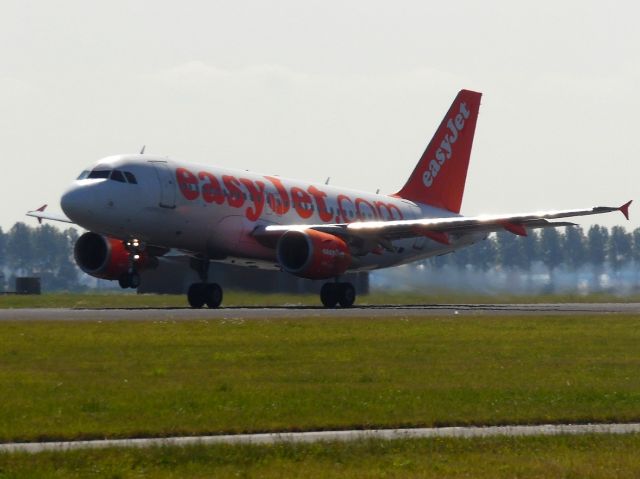 Airbus A319 (G-EZDV)