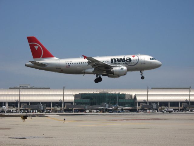 Airbus A319 (N366NB) - Landing on RWY 19R