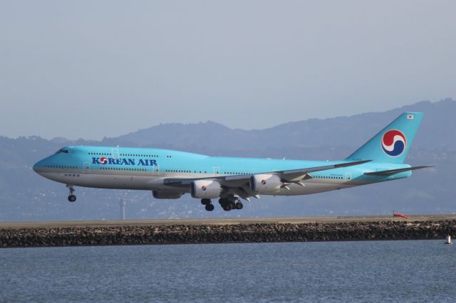 BOEING 747-8 (HL7632)