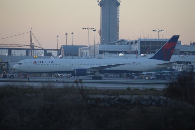 BOEING 767-400 (N834MH)