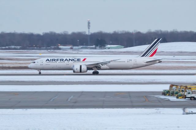 Boeing 787-9 Dreamliner (F-HRBB) - Air France 378 slowing down on 3R after its flight from Paris Charles de Gaulle.