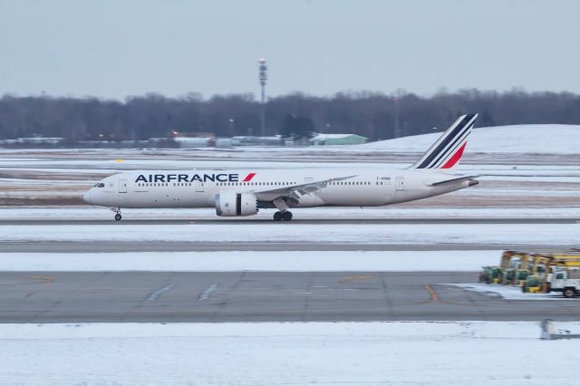 Boeing 787-9 Dreamliner (F-HRBB) - Air France 378 slowing down on 3R after its flight from Paris Charles de Gaulle.