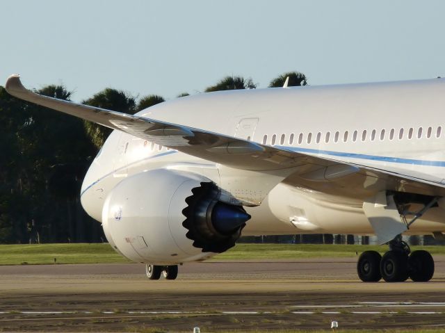 Boeing 787-8 (N787FT)