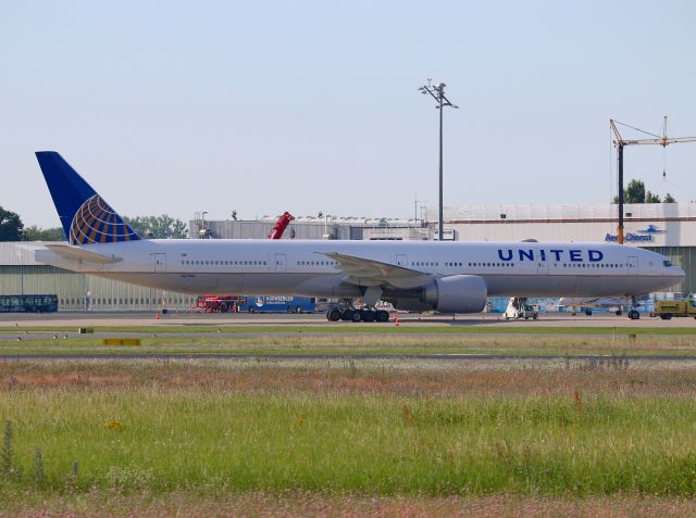 BOEING 777-300ER (N2748U)