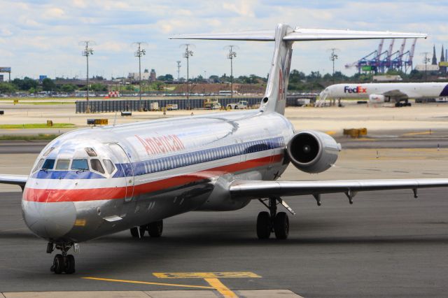 McDonnell Douglas MD-83 (N570AA)