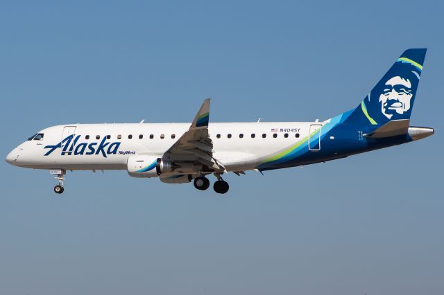 Embraer 175 (N404SY)