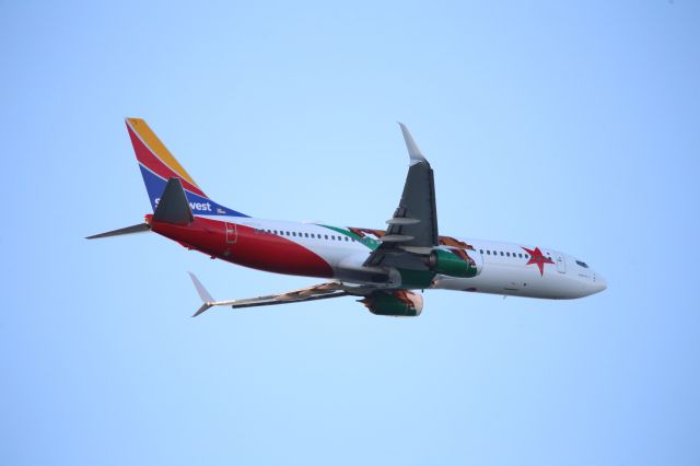Boeing 737-800 (N8653A)