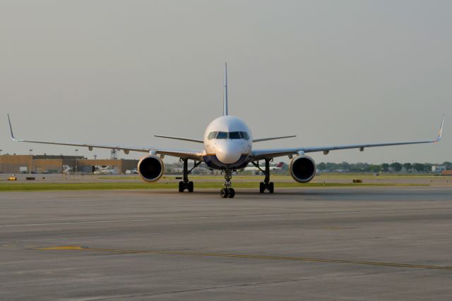 Boeing 757-200 (TF-FIN)