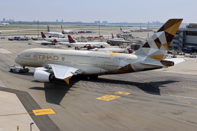 Airbus A380-800 (A6-API)