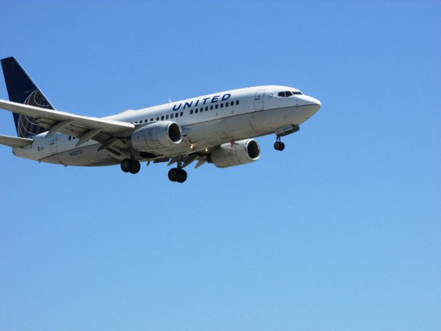 Boeing 737-700 (N23721) - landing on RWY 20R