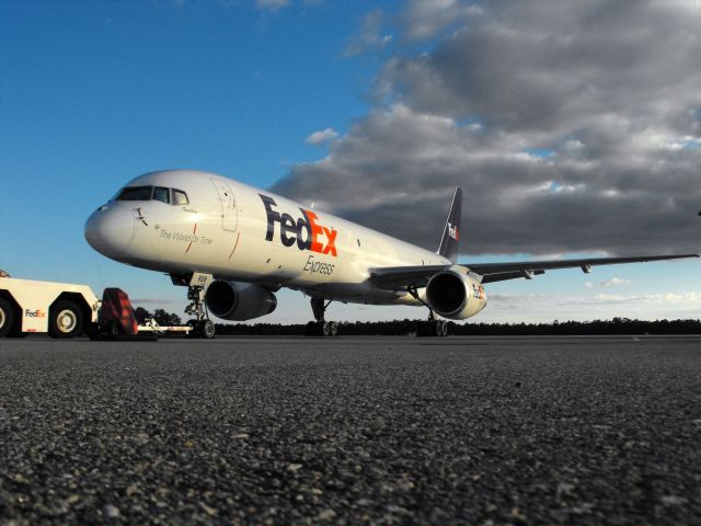 Boeing 757-200 (N928FD) - Annsley on the FedEx cargo ramp