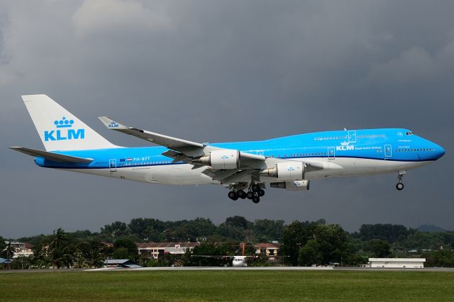 Boeing 747-400 (PH-BFT) - First KLM Boeing 747 in the new livery.