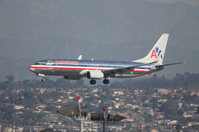 Boeing 737-800 (N933AN)