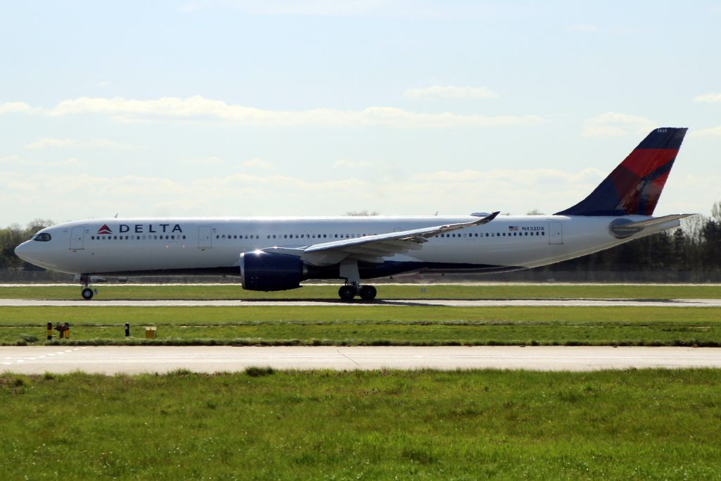 Airbus A330-900 (N432DX) - Departing rwy 09R on 31-Mar-25 operating flight DAL9 to KMSP.