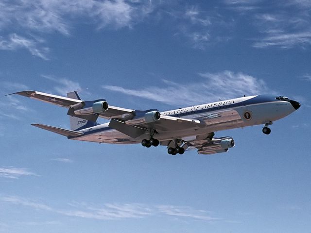 Boeing 707-300 (72-7000) - Air Force One bringing Richard Nixon to Phoenix.