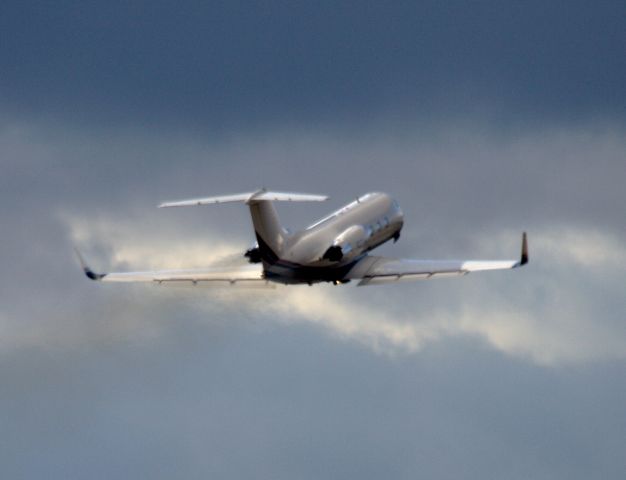 Cessna Skyhawk (N227LA) - Sun reflects off the wing