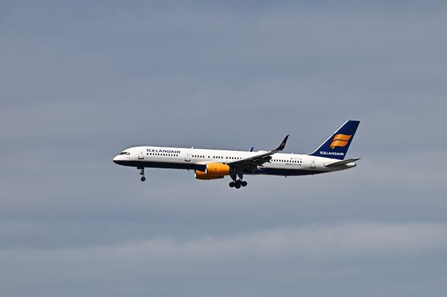 Boeing 757-200 (TF-FIN)
