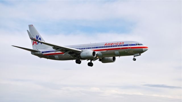 Boeing 737-800 (N925AN) - AAL9664 from KSEA on final to Rwy 16R on 11/11/13. (LN:440 cn 29526).