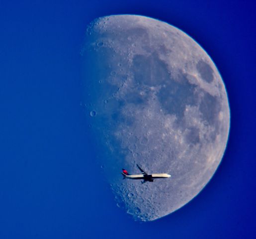 Boeing 737-900 (N813DN) - This is Delta 984 a Boeing 737-932 New York to Salt Lake City south of Cleveland Ohio at 26,000 531 mph passing the Waxing Gibbous Moon 68.0 % Illumination. 08.06.22. 8:10 pm.