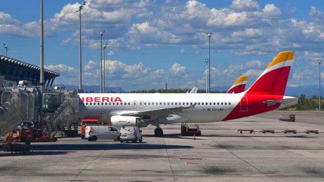 Airbus A320 (EC-LRG) - Iberia Airbus A320-214 EC-LRG in Madrid 