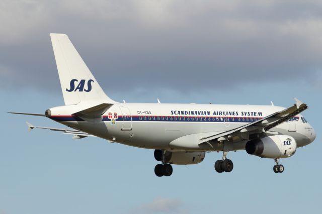 Airbus A319 (OY-KBO) - A319 SAS retro livery approaches runway 09L at LHR.