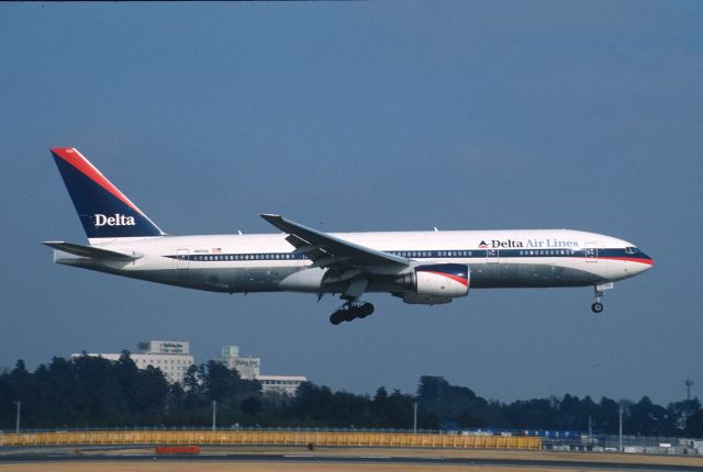 Boeing 777-200 (N860DA) - Short Final at Narita Intl Airport Rwy16R on 2004/02/20