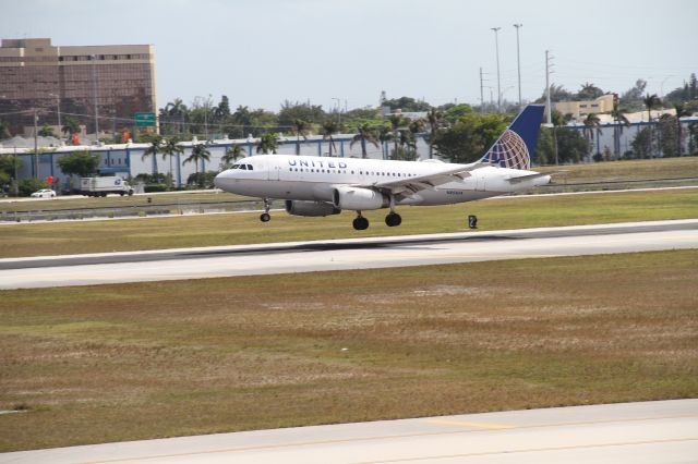 Airbus A319 (N853UA)