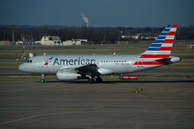 Airbus A319 (N827AW) - An American A319 taxis out to depart 12L @ STL.  (#N827AW)