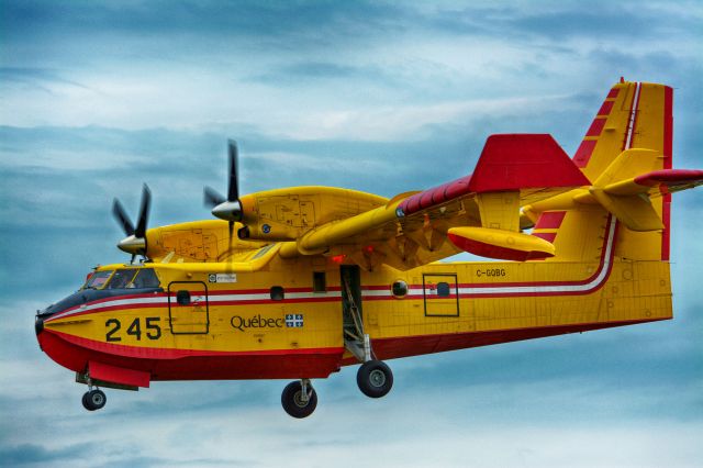 Canadair CL-415 SuperScooper (QUE245) - On final to 06L in CYHU. 22-07-2020