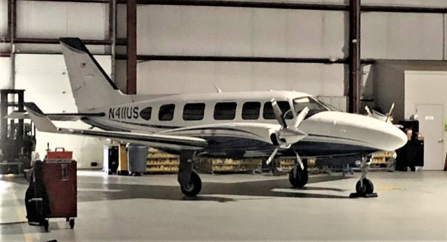Piper Navajo (N411US)