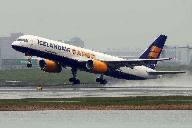 Boeing 757-200 (TF-FIG) - 'Iceair 760' to Reykjavik lifting off of 15R  (4/25)