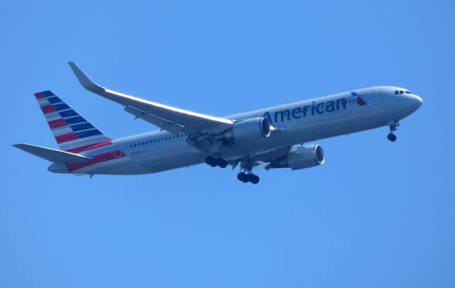 BOEING 767-300 (N391AA) - Shown here is an American Airlines Boeing 767-300 on final in the Spring of 2018.