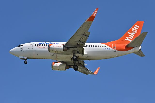 Boeing 737-500 (C-GANH)