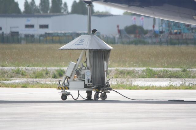 Airbus A300F4-600 (F-GSTA) - béquille arrière lors du transbordement